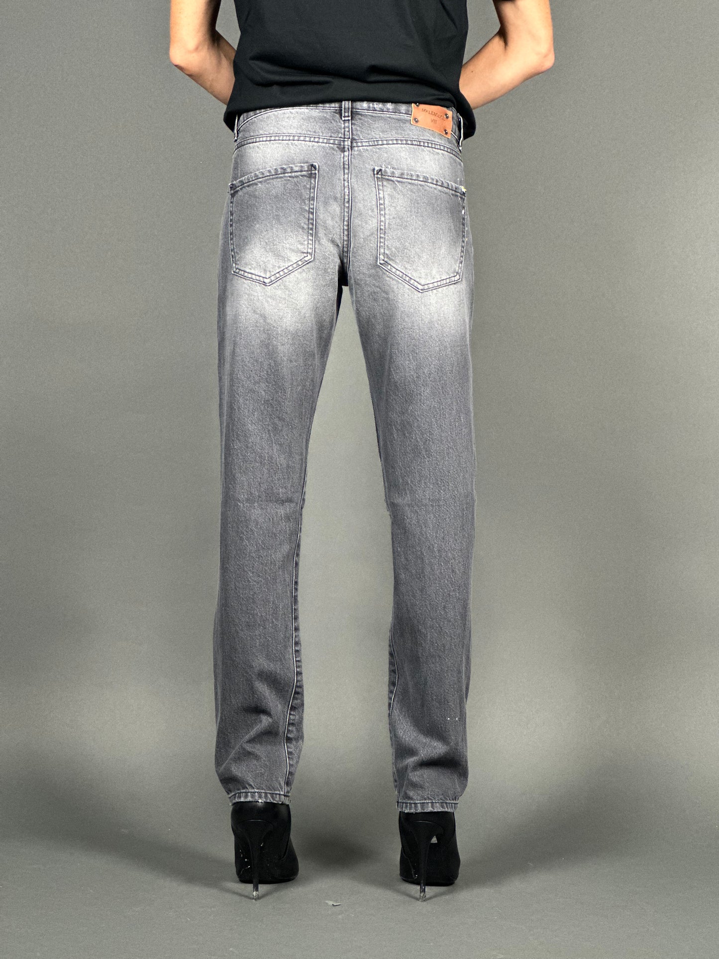 STRAIGHT GREY