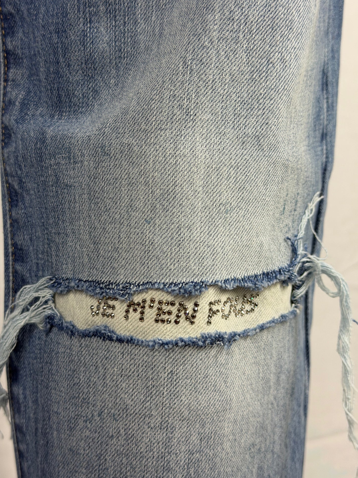 JEANS WIDE coloris BE COOL avec Écusson JE M'EN FOUS